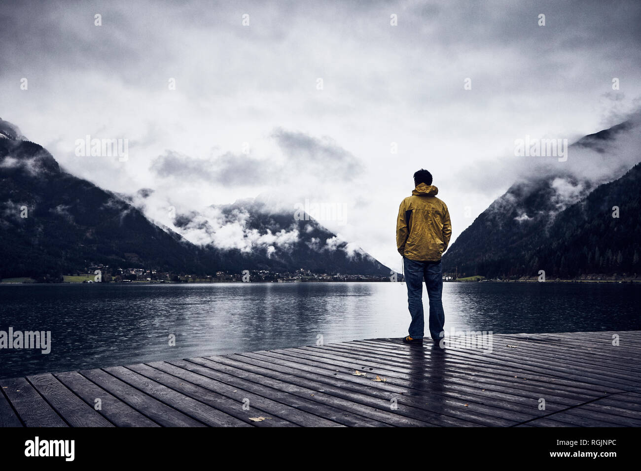 L'Autriche, le Tyrol, le lac Achen, l'homme debout sur boardwalk Banque D'Images