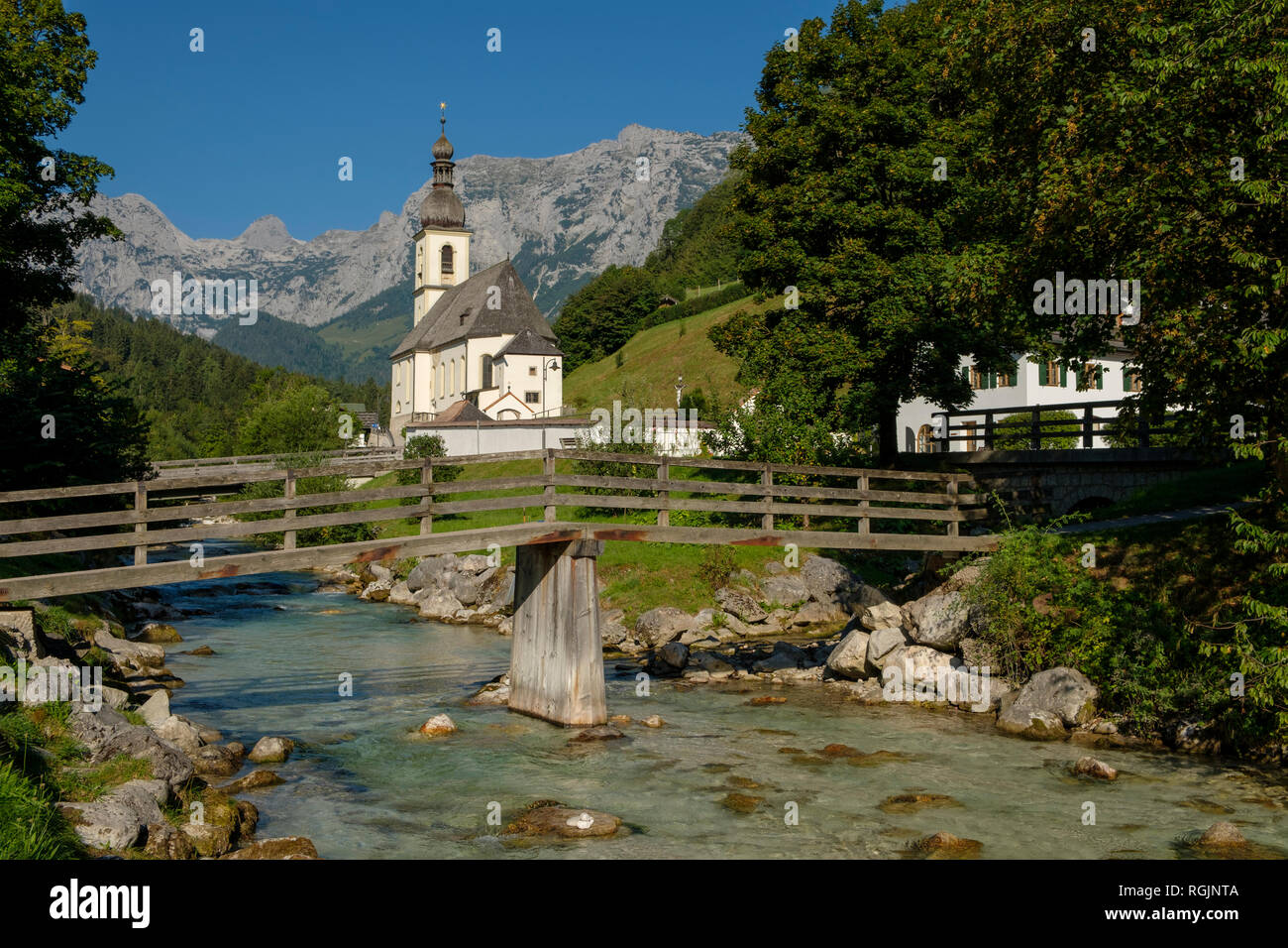 Allemagne, Bavière, Berchtesgadener Land, église paroissiale de St Sébastien en face de la montagne Reiteralpe Banque D'Images