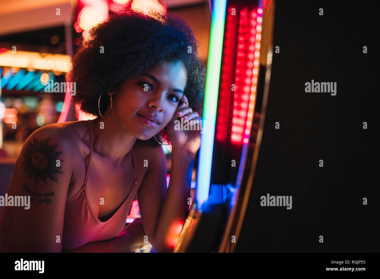 USA, Nevada, Las Vegas, portrait de jeune femme à la machine à sous dans un casino Banque D'Images