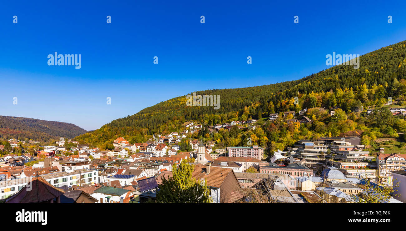 Allemagne, Bade-Wurtemberg, Forêt Noire, Bad Wildbad, paysage urbain en automne Banque D'Images