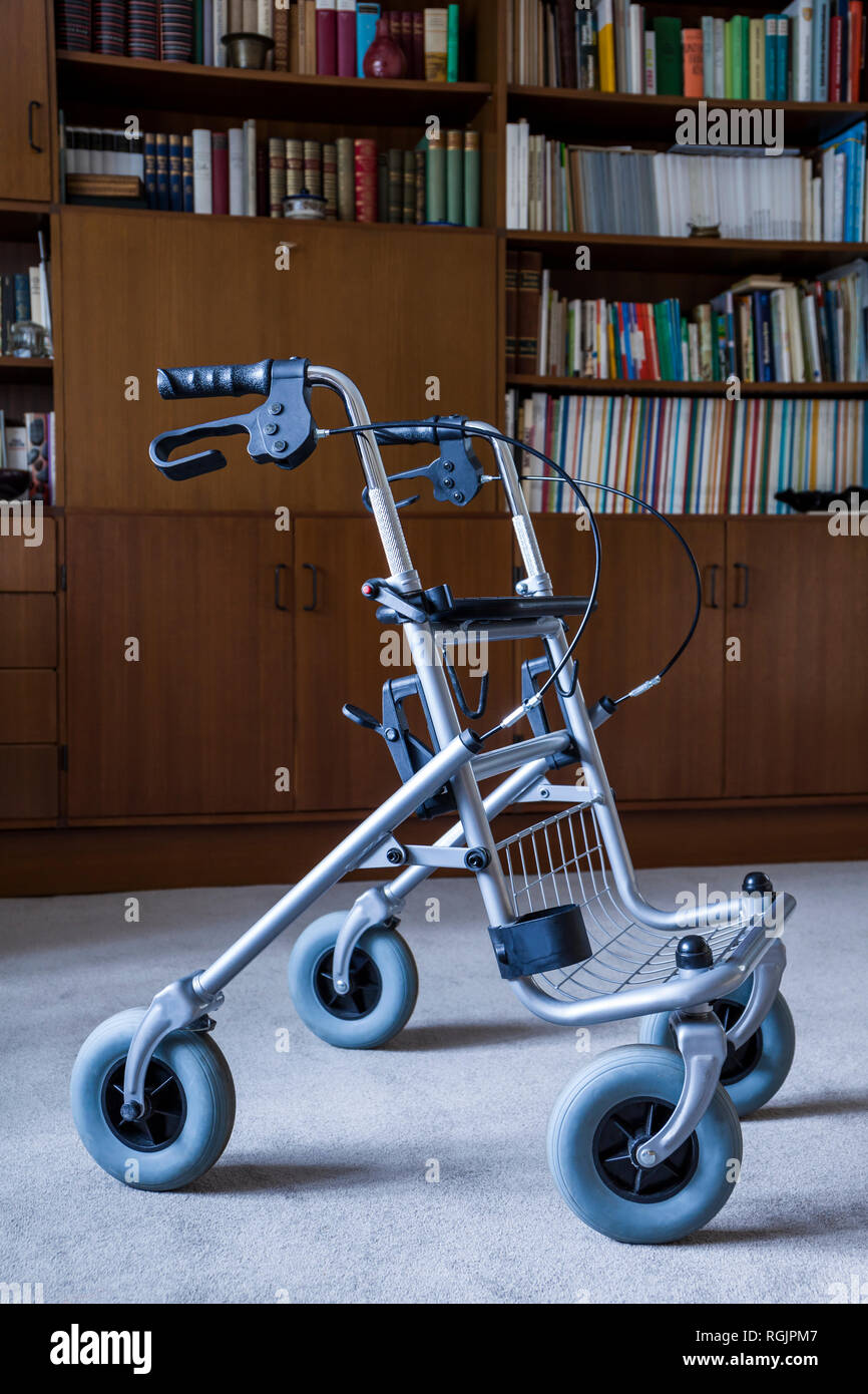 Roues wlaker devant une étagère Banque D'Images