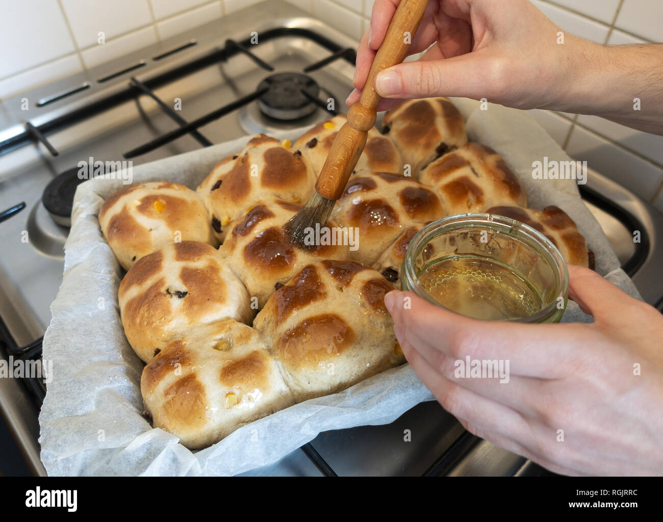 Vitrages de petits pains de croix chauds fraîchement cuits Banque D'Images