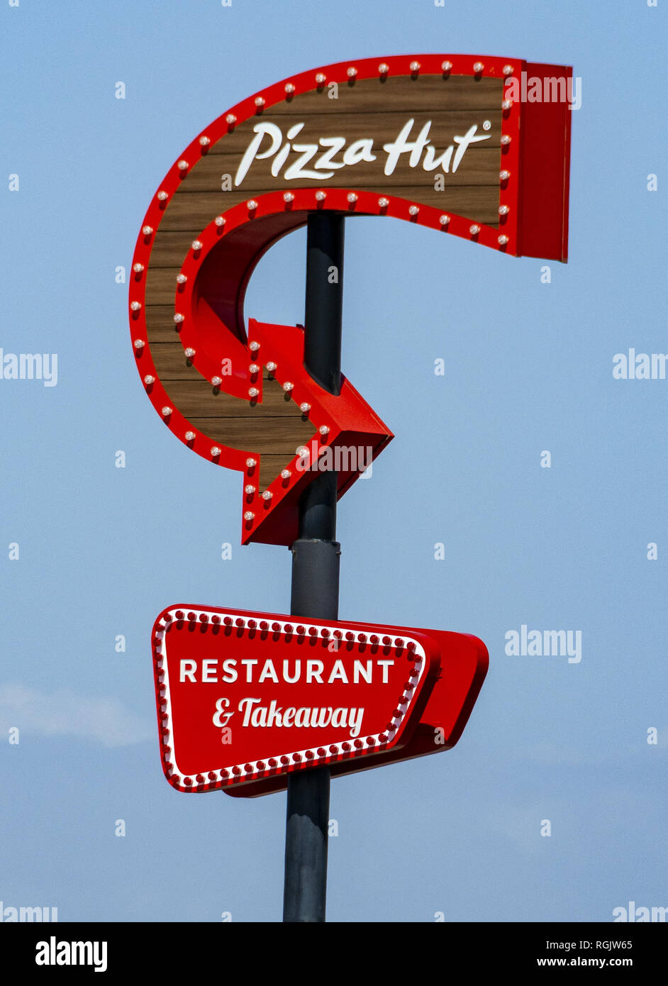 Pizza Hut Restaurant et panneau de route Takeaway Banque D'Images