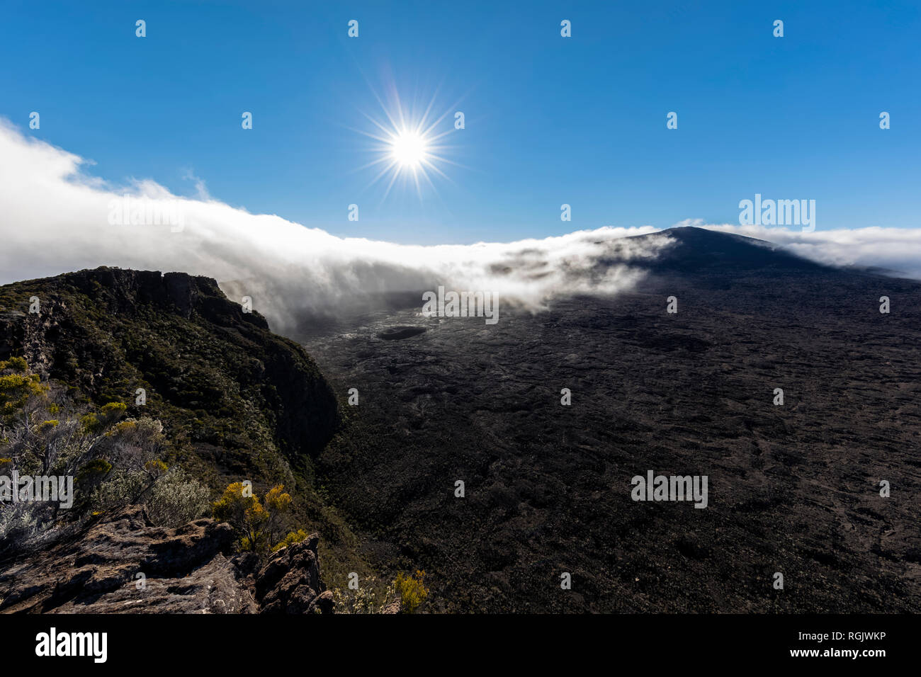 Le Parc National de la réunion, volcan bouclier, Piton de la Fournaise, vue du Pas de Bellecombe contre le soleil Banque D'Images