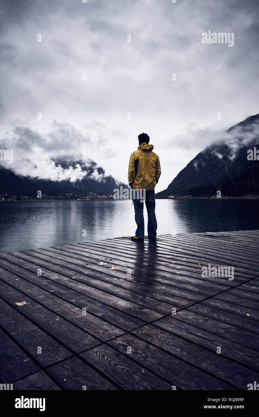 L'Autriche, le Tyrol, le lac Achen, l'homme debout sur boardwalk Banque D'Images