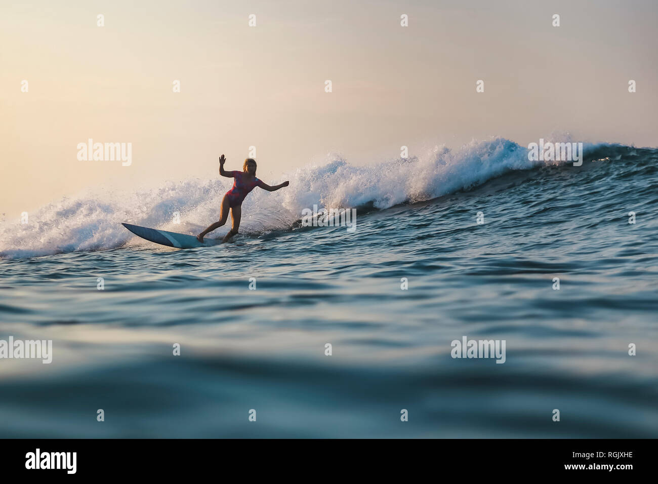 L'INDONÉSIE, Bali, Batubolong beach, surf femme enceinte Banque D'Images