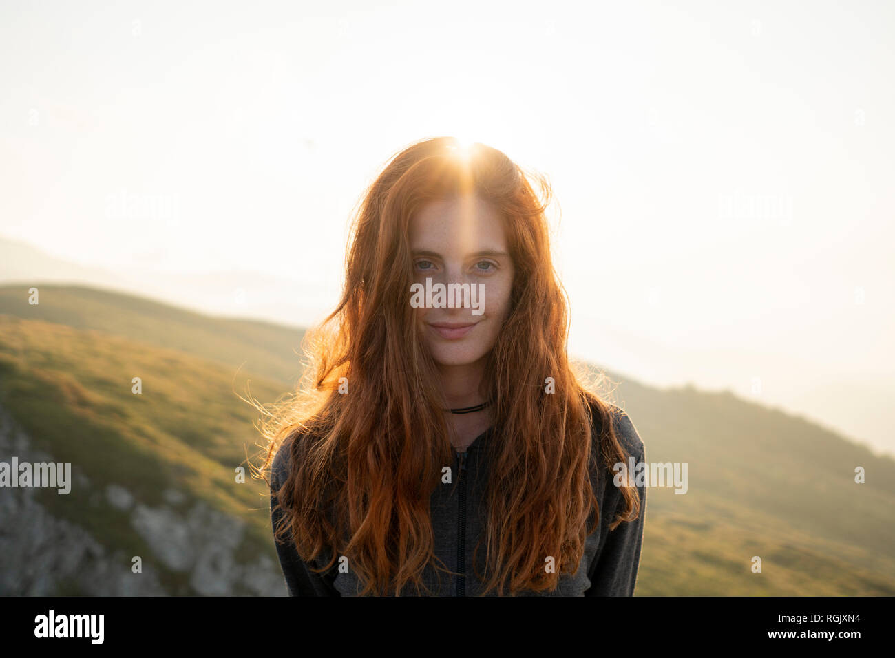 Portrait of smiling red-haired woman Banque D'Images