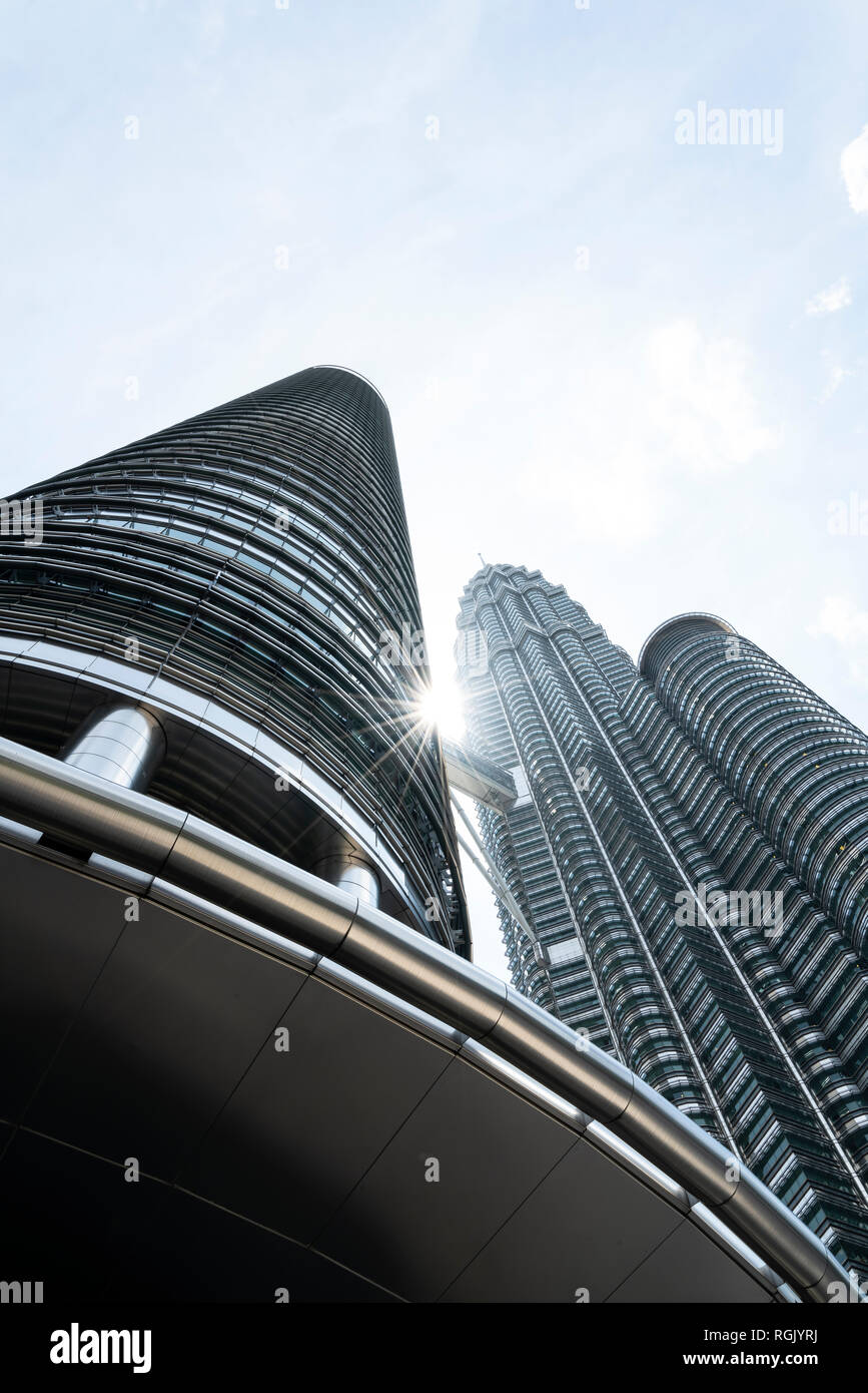 Vue architectonique des Tours Petronas à Kuala Lumpur, Malaisie Banque D'Images