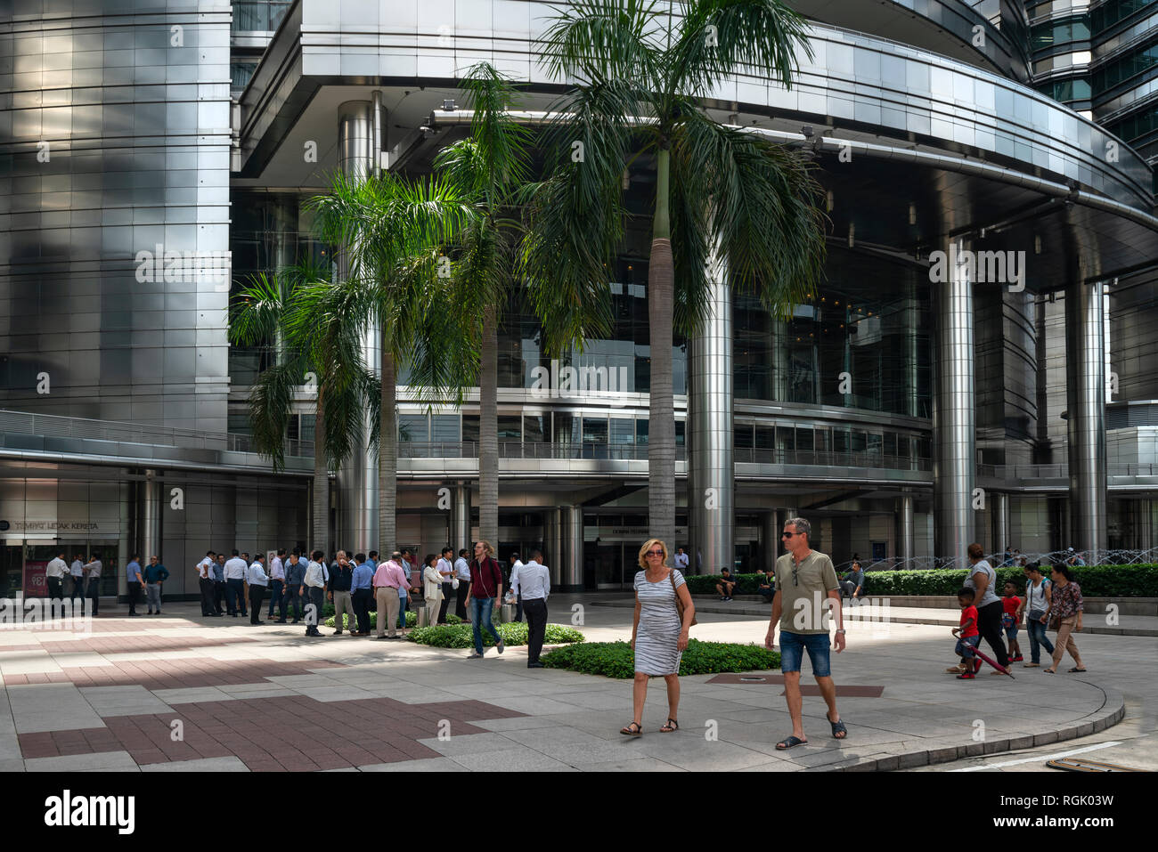 Les gens en face de l'entrée des Tours Petronas à Kuala Lumpur, Malaisie Banque D'Images