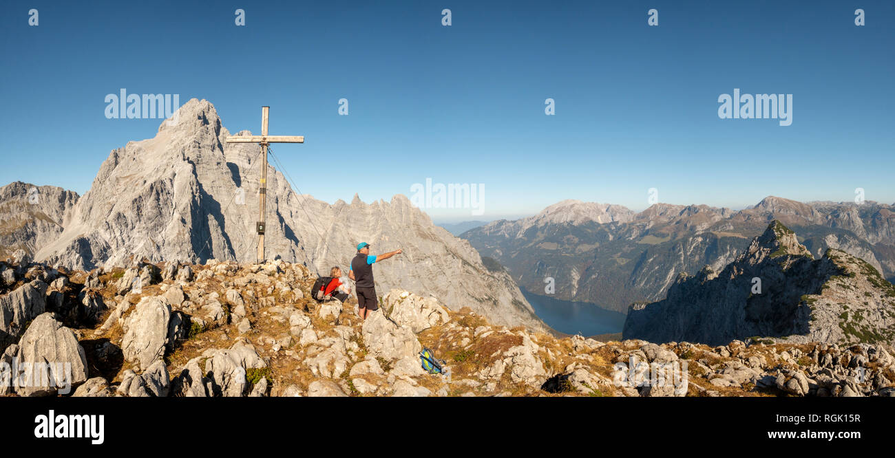 Allemagne, Berlin, Berchtesgadener Land, le parc national de Berchtesgaden, Couple at sommet cross Banque D'Images