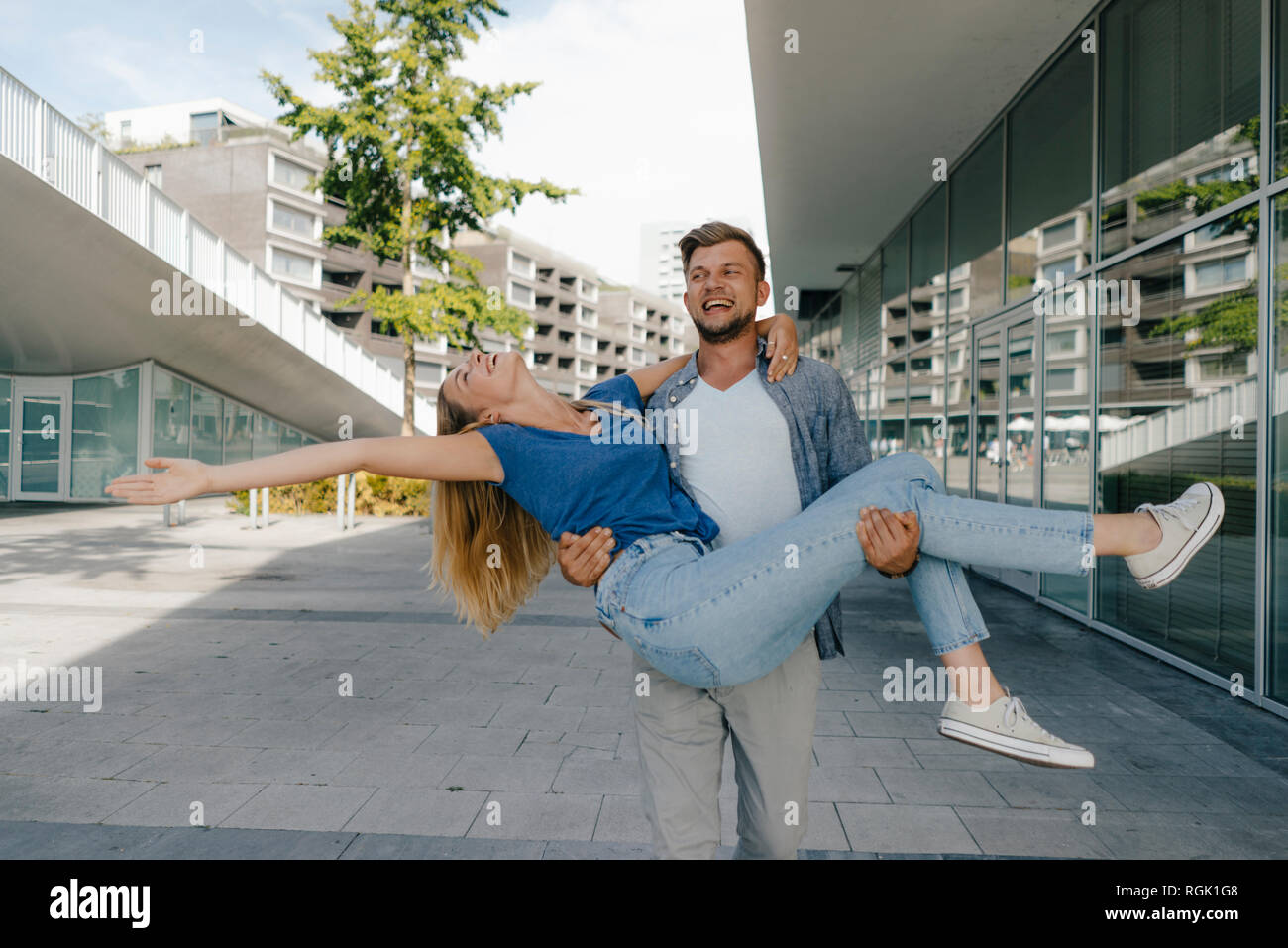 Pays-bas, Maastricht, l'heureux jeune couple insouciant dans la ville Banque D'Images