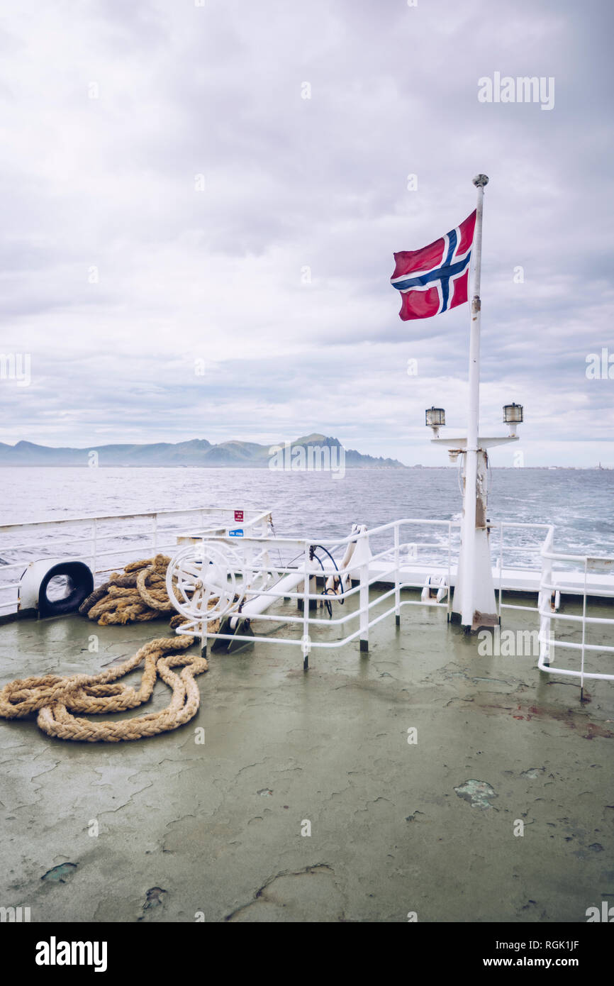 La Norvège, Senja, pavillon norvégien sur un bateau sur la mer Banque D'Images