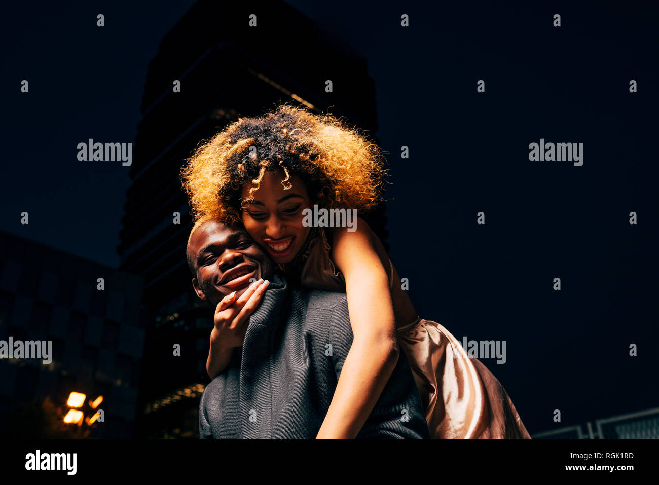 Jeune couple de s'amuser ensemble dans la nuit en plein air Banque D'Images
