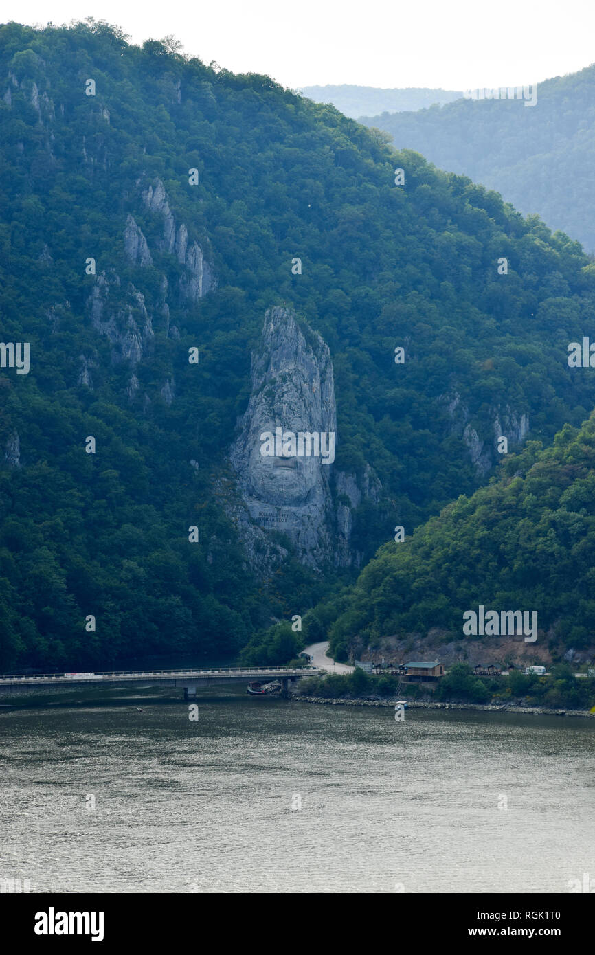 Rock sculpture de Decebalus King. Dunabe Portes de fer sur la rivière. Djerdap national park. Serbie - Roumanie frontière. Banque D'Images