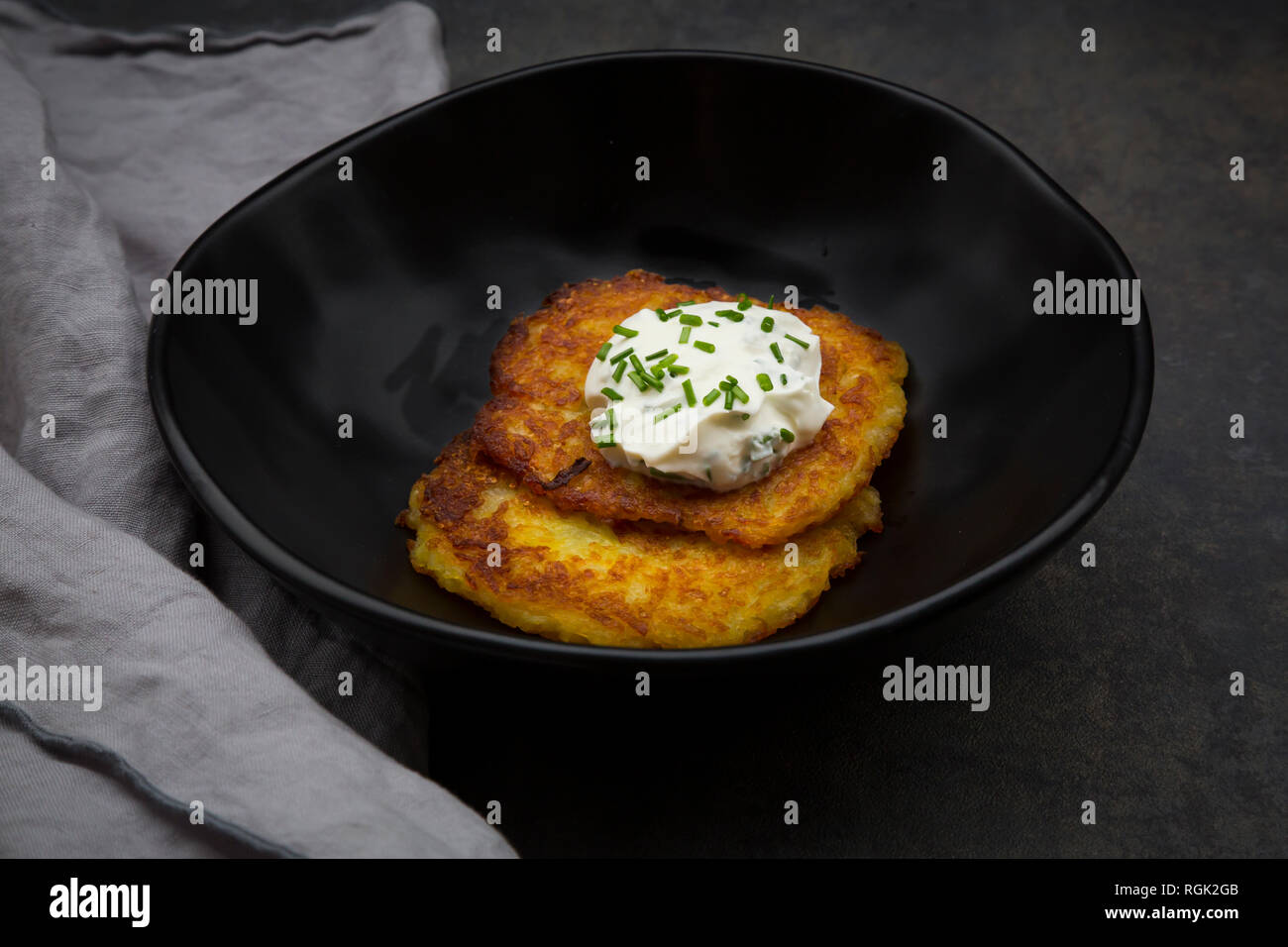 Beignets de pommes de terre avec du fromage aux herbes dans un bol Banque D'Images