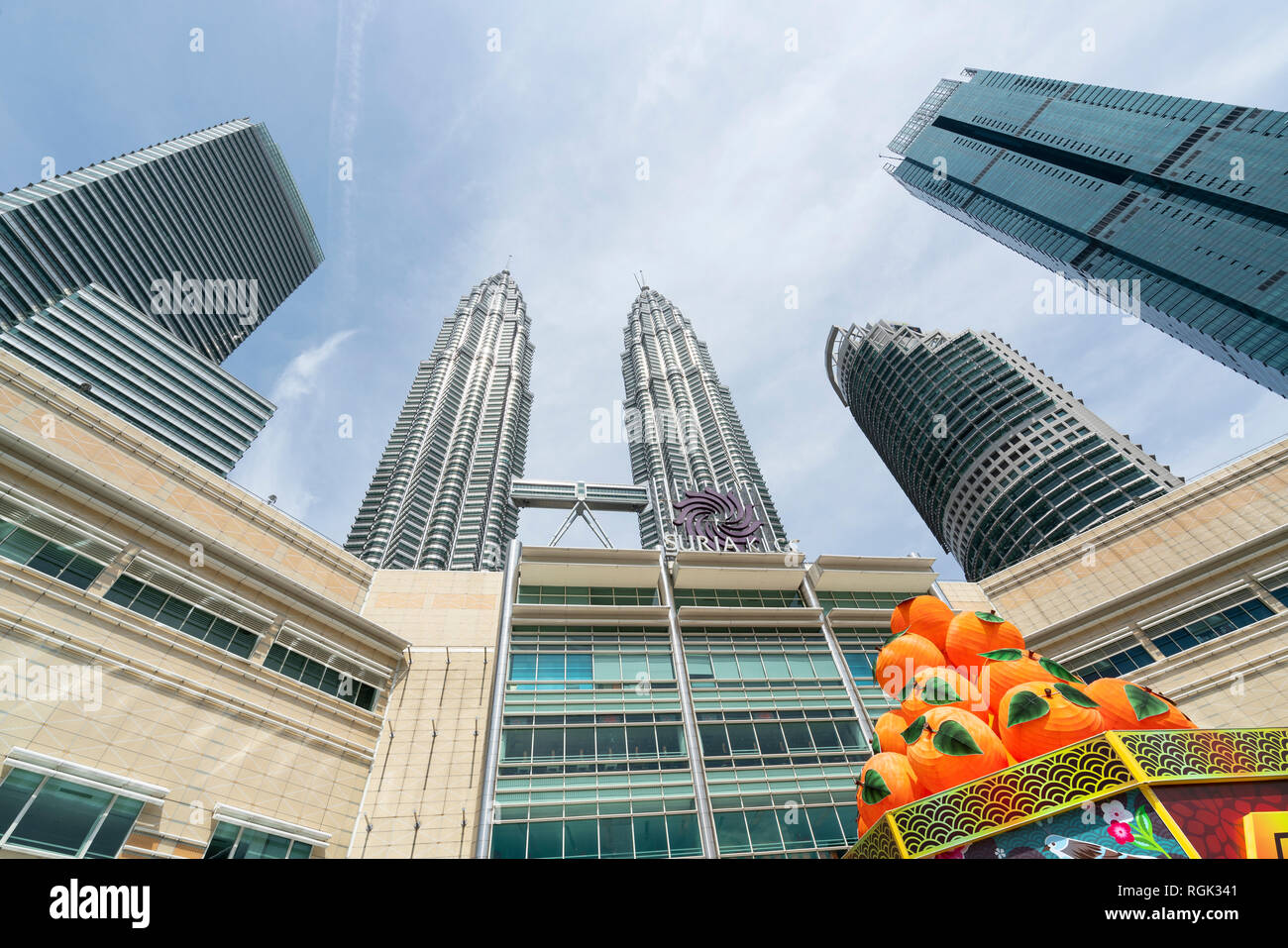 Vue sur le centre commercial Suria KLCC avec décorations commémoratives du nouvel an chinois à Kuala Lumpur, Malaisie Banque D'Images