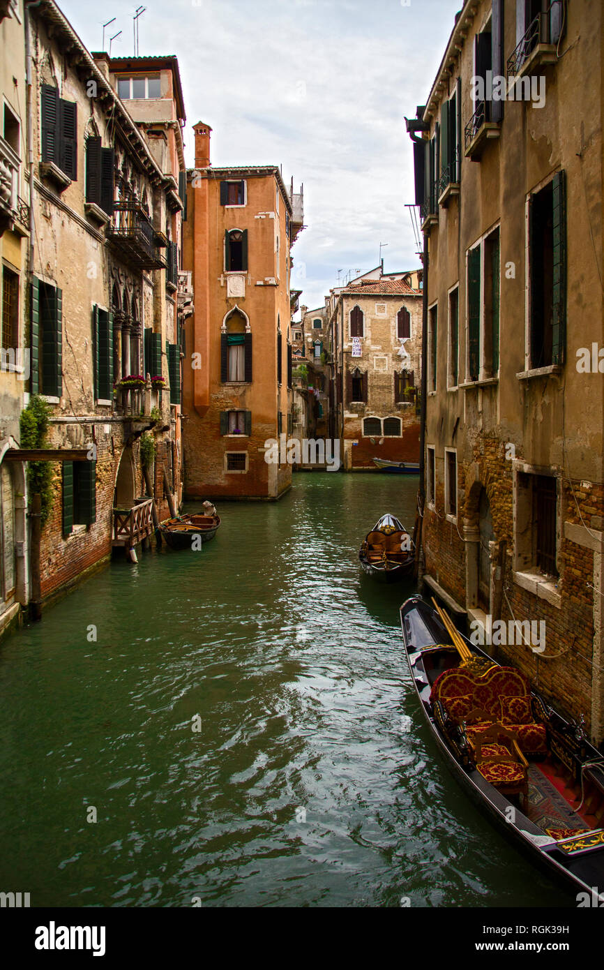 La vue de la rue canal in Venice, Italie. Façades colorées de la vieille Venise maisons et gondoles sur l'eau verte. Banque D'Images