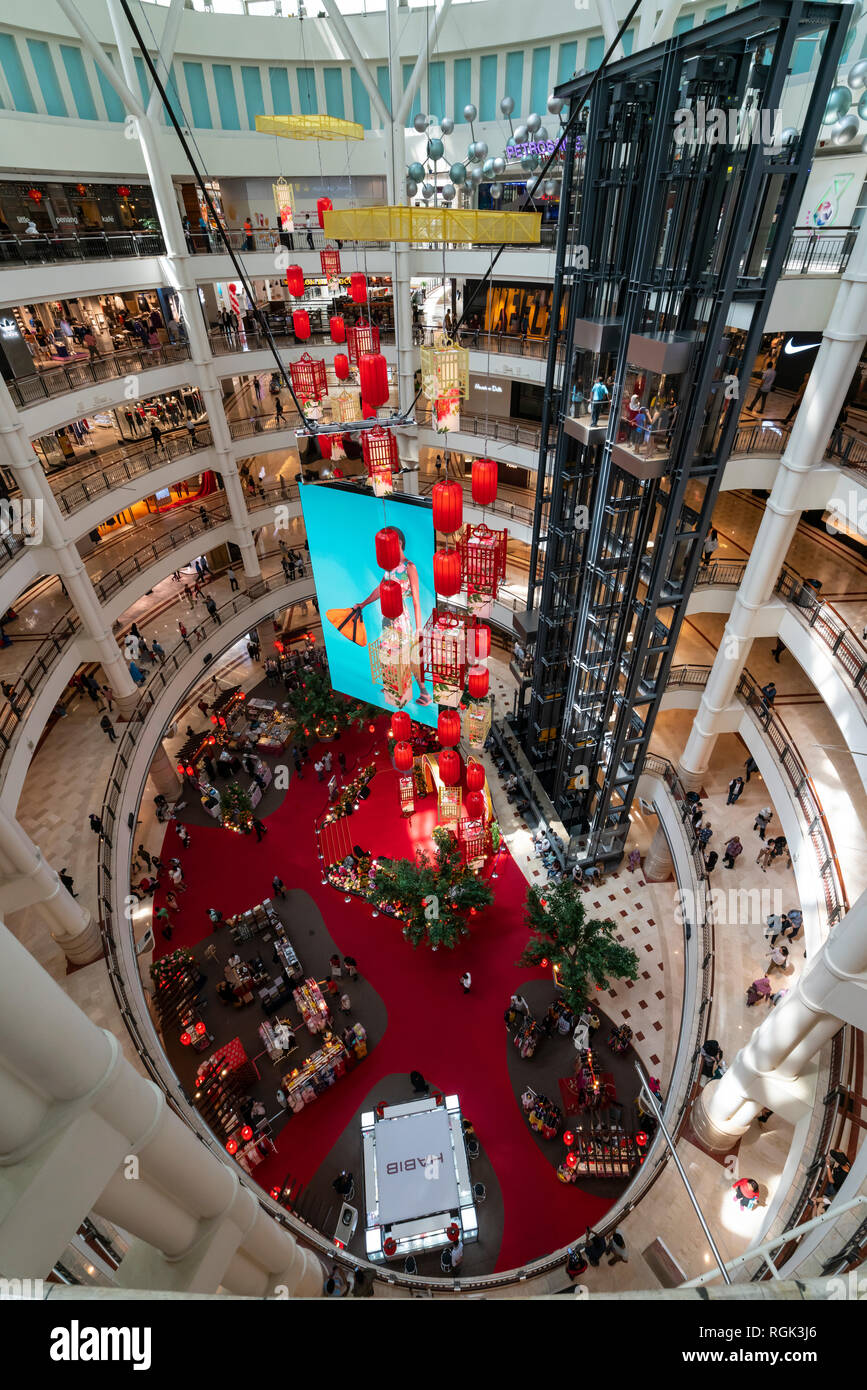 Vue sur le centre commercial Suria KLCC avec décorations commémoratives du nouvel an chinois à Kuala Lumpur, Malaisie Banque D'Images