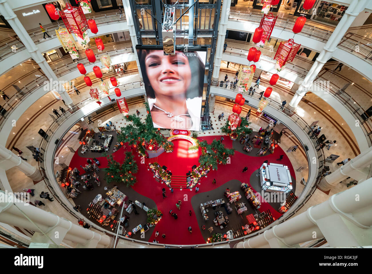Vue sur le centre commercial Suria KLCC avec décorations commémoratives du nouvel an chinois à Kuala Lumpur, Malaisie Banque D'Images
