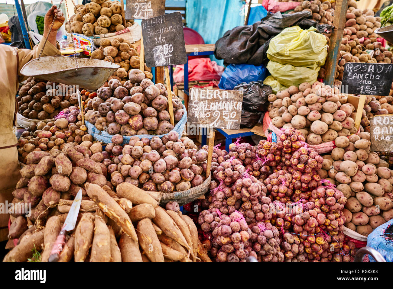 Le Pérou, Arequipa, Mercado Central, marché aux légumes avec des pommes de terre Banque D'Images
