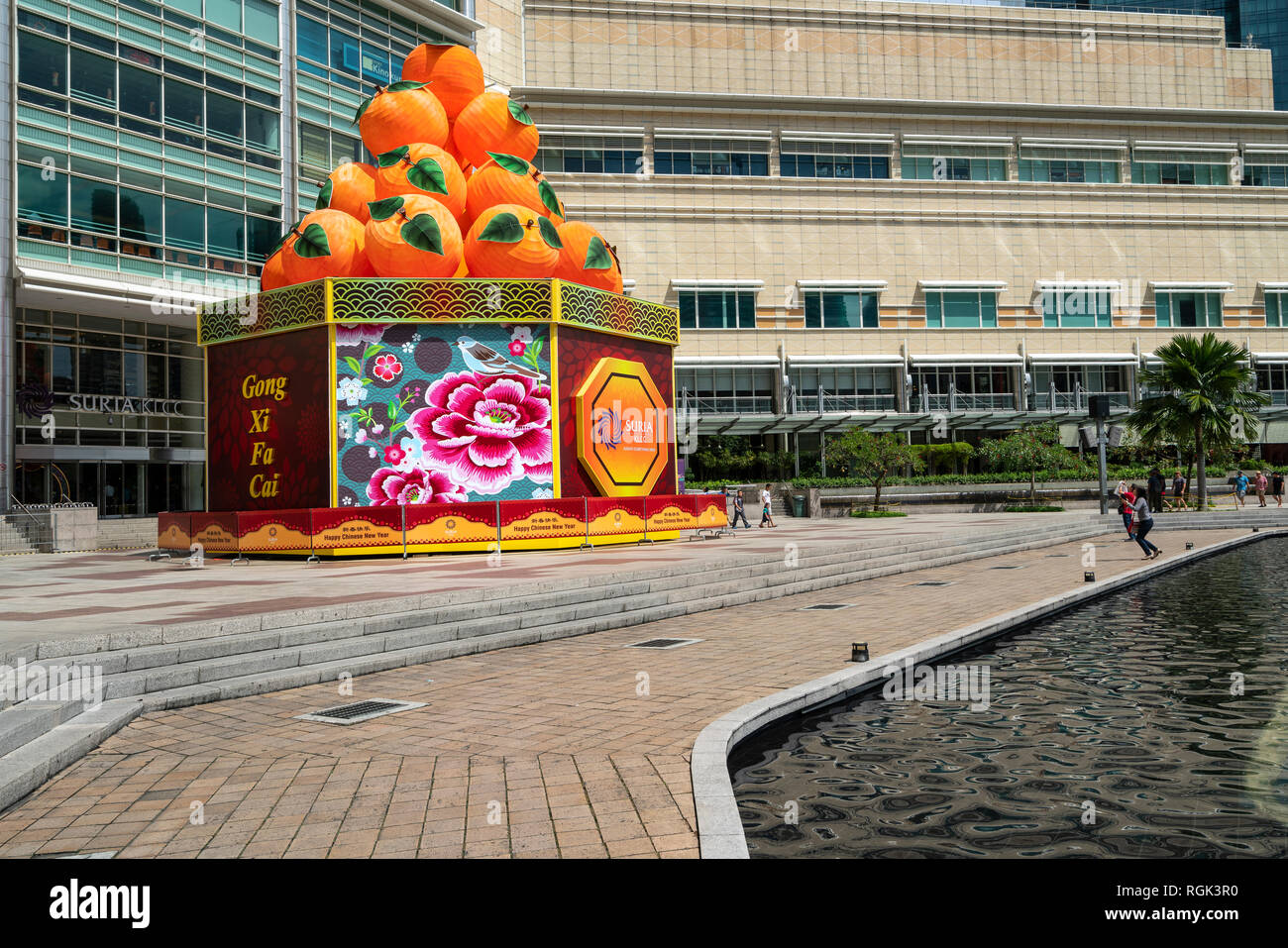 Vue sur le centre commercial Suria KLCC avec décorations commémoratives du nouvel an chinois à Kuala Lumpur, Malaisie Banque D'Images