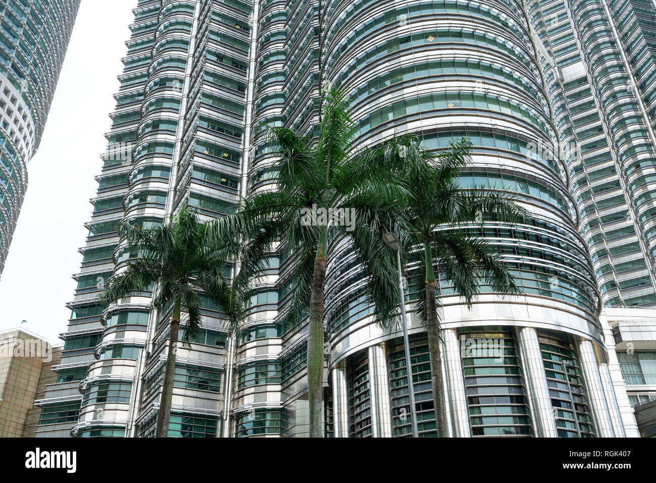 Vue architectonique des Tours Petronas à Kuala Lumpur, Malaisie Banque D'Images