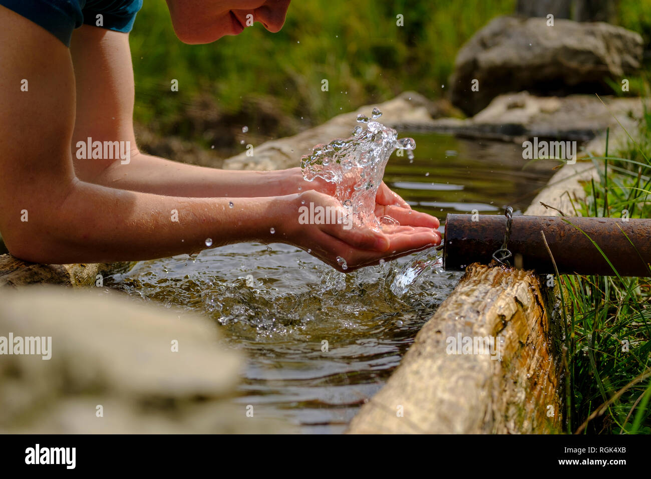 L'Allemagne, la Haute-Bavière, Chiemgau, jeune homme à la fontaine rafraîchissante Banque D'Images