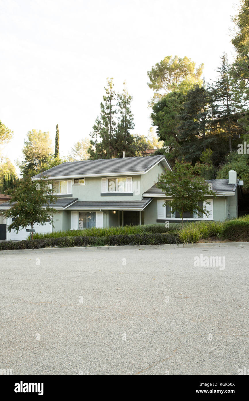 Une maison d'habitation au bord de la route Banque D'Images