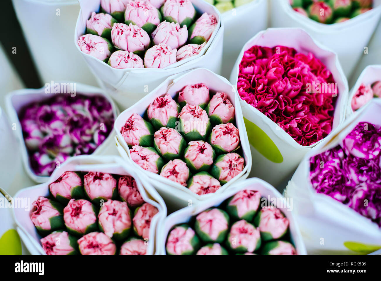 La Chine, Hong Kong, des bouquets de fleurs colorées au marché aux fleurs Banque D'Images