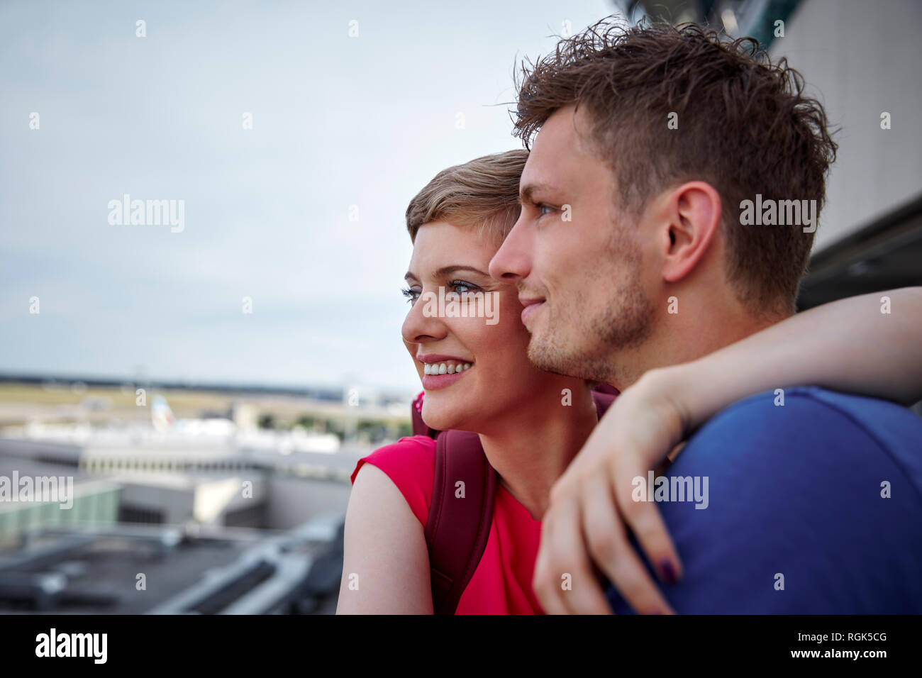 Couple heureux sur pont d'observation à l'aéroport. Banque D'Images