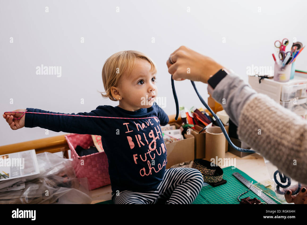 Mère fille avec peu de travail à la maison avec des accessoires de mode Banque D'Images