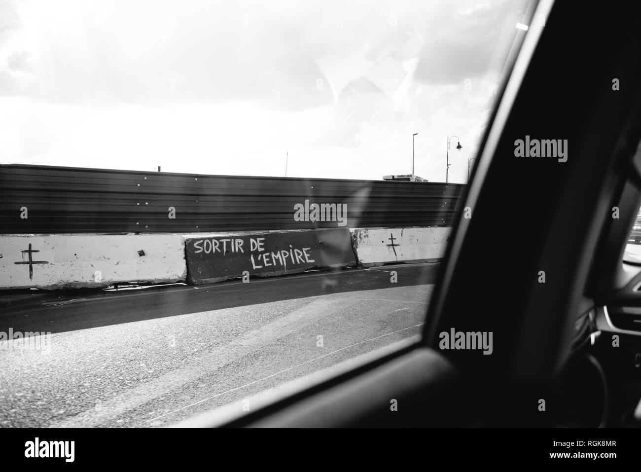Vue depuis la voiture de graffitis signe sur l'autoroute périphérique de sortie et Frexit aux frontières de l'empire signe drawed par anty membres de l'Union européenne - noir et blanc. Banque D'Images