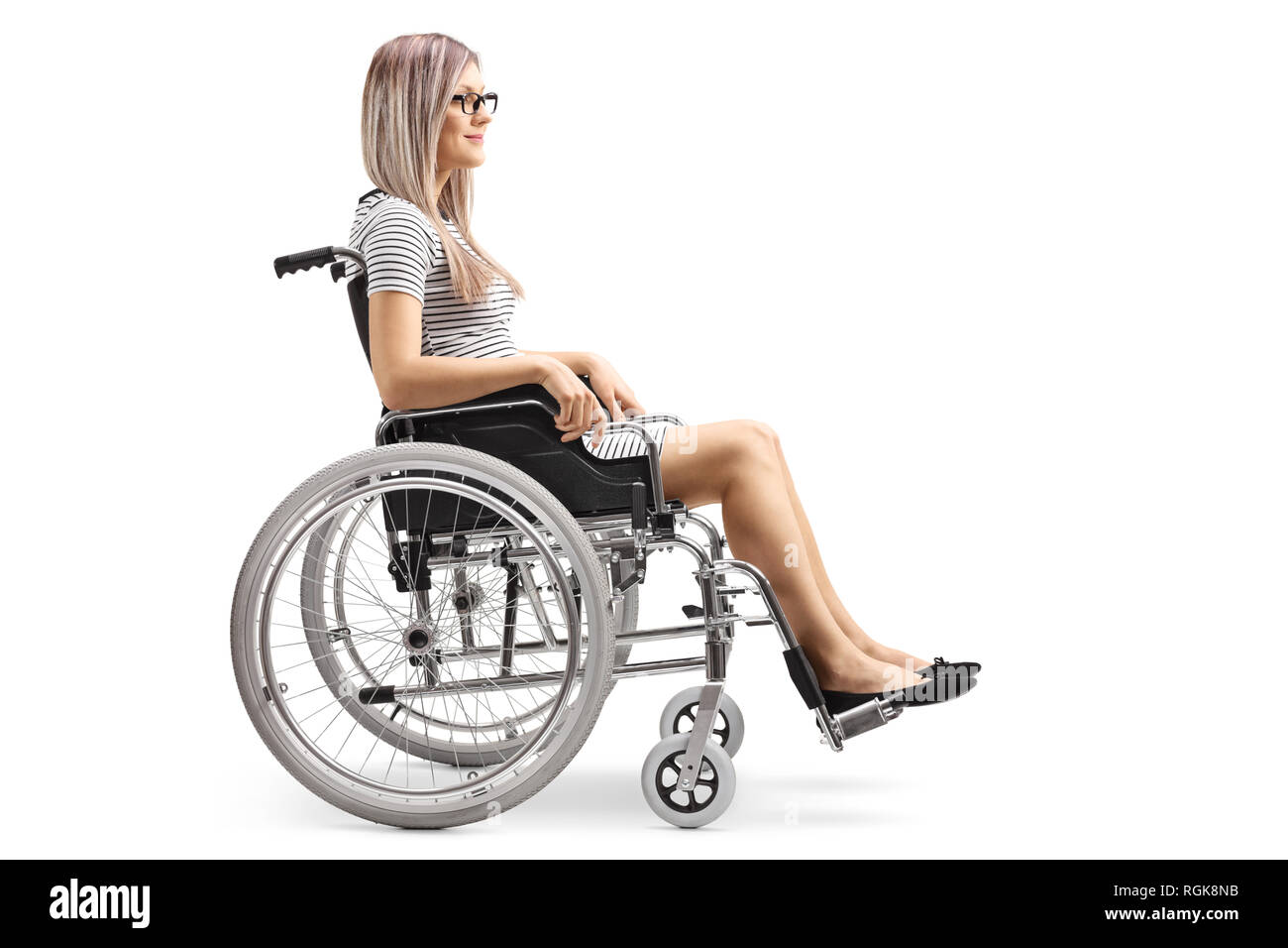 Photo de profil d'une jeune femme blonde dans un fauteuil roulant isolé sur fond blanc Banque D'Images