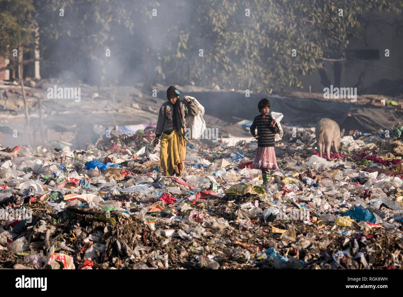 Famille de chiffonniers en fouillant dans la poubelle du dépotoir à Rishikesh, Uttarakhand, Inde Banque D'Images