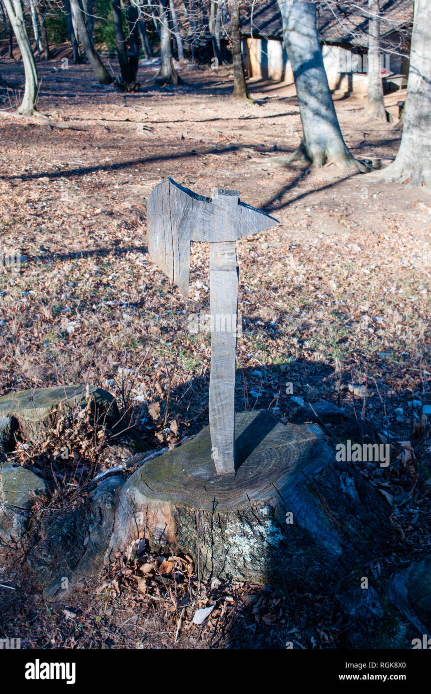 La sculpture sur bois d'une hache placé sur un tronc d'un arbre Photo Stock  - Alamy