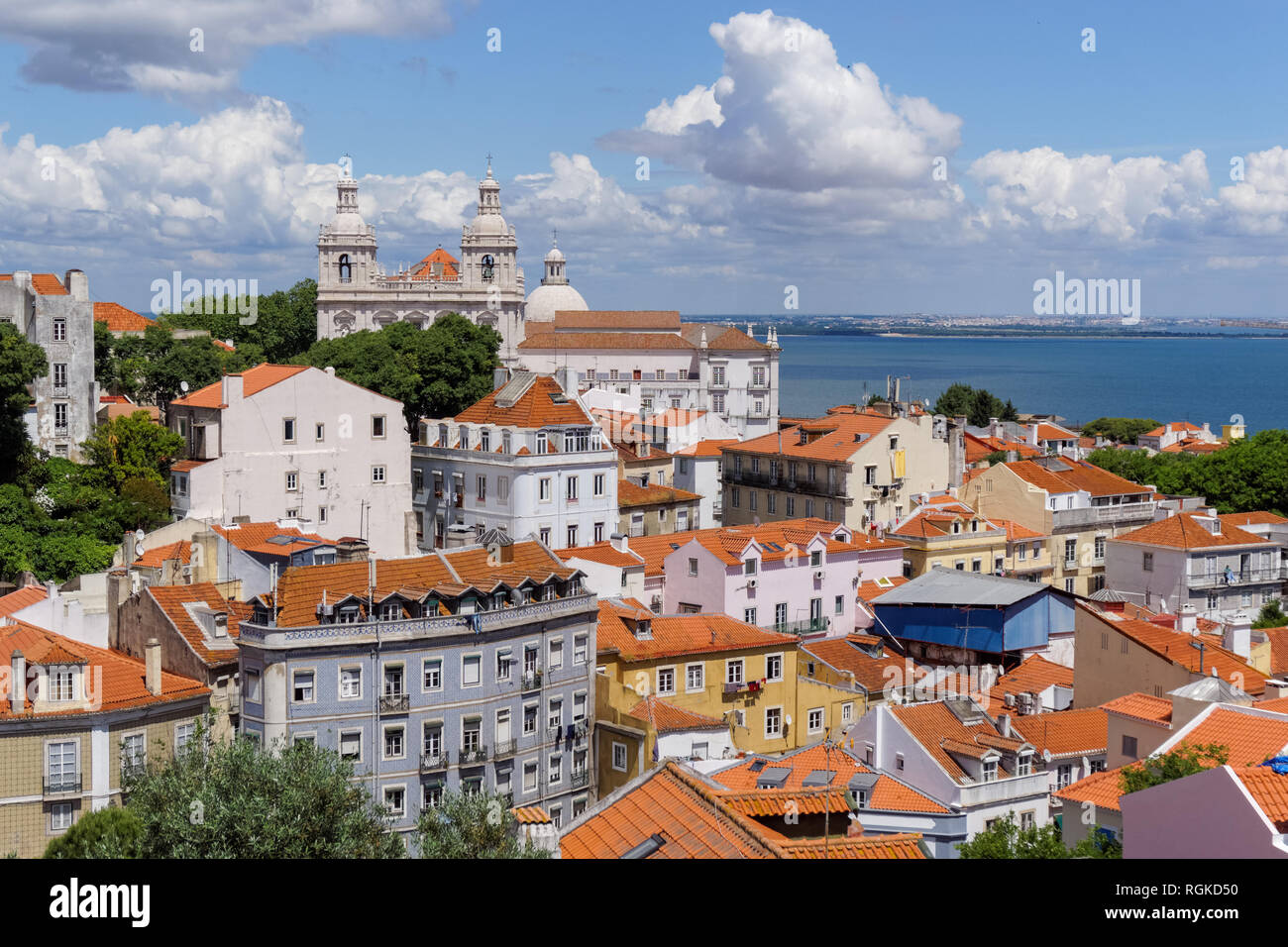 Lisbonne, Portugal, vue sur l'Alfama et le Tage Banque D'Images