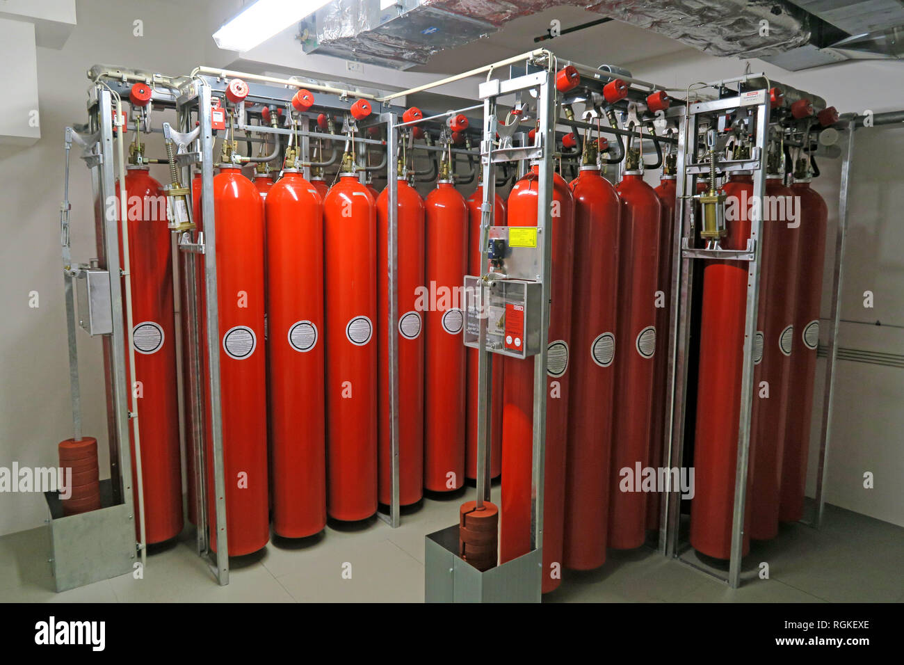 Des bouteilles de gaz argon comprimé dans un centre de stockage de données en nuage, Mayence, Rhénanie-Palatinat, Allemagne, Europe Banque D'Images