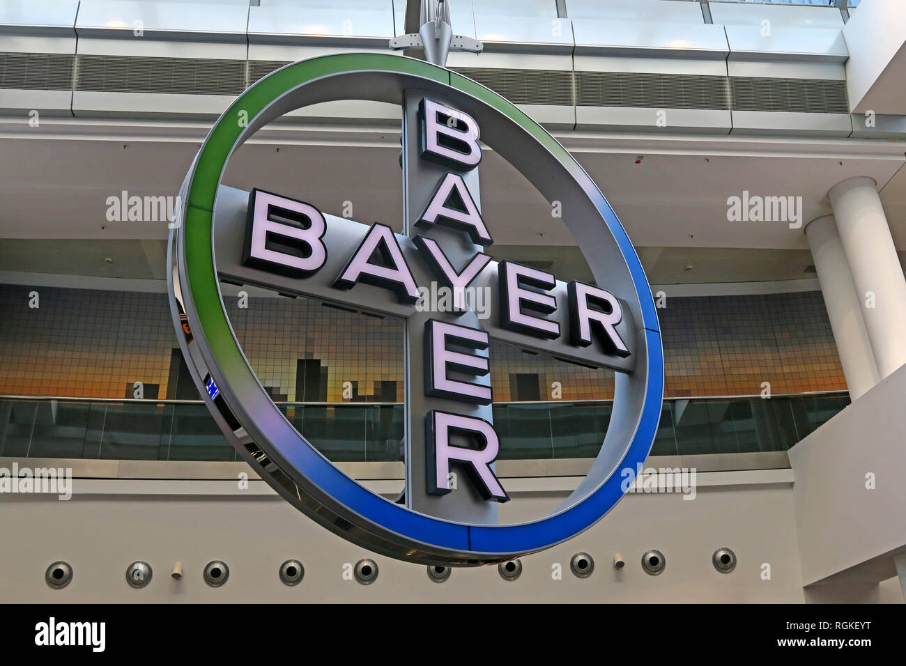 Logo Croix Bayer AG, la rotation dans l'aéroport de Francfort, en Rhénanie, l'Allemagne, de l'Europe Banque D'Images