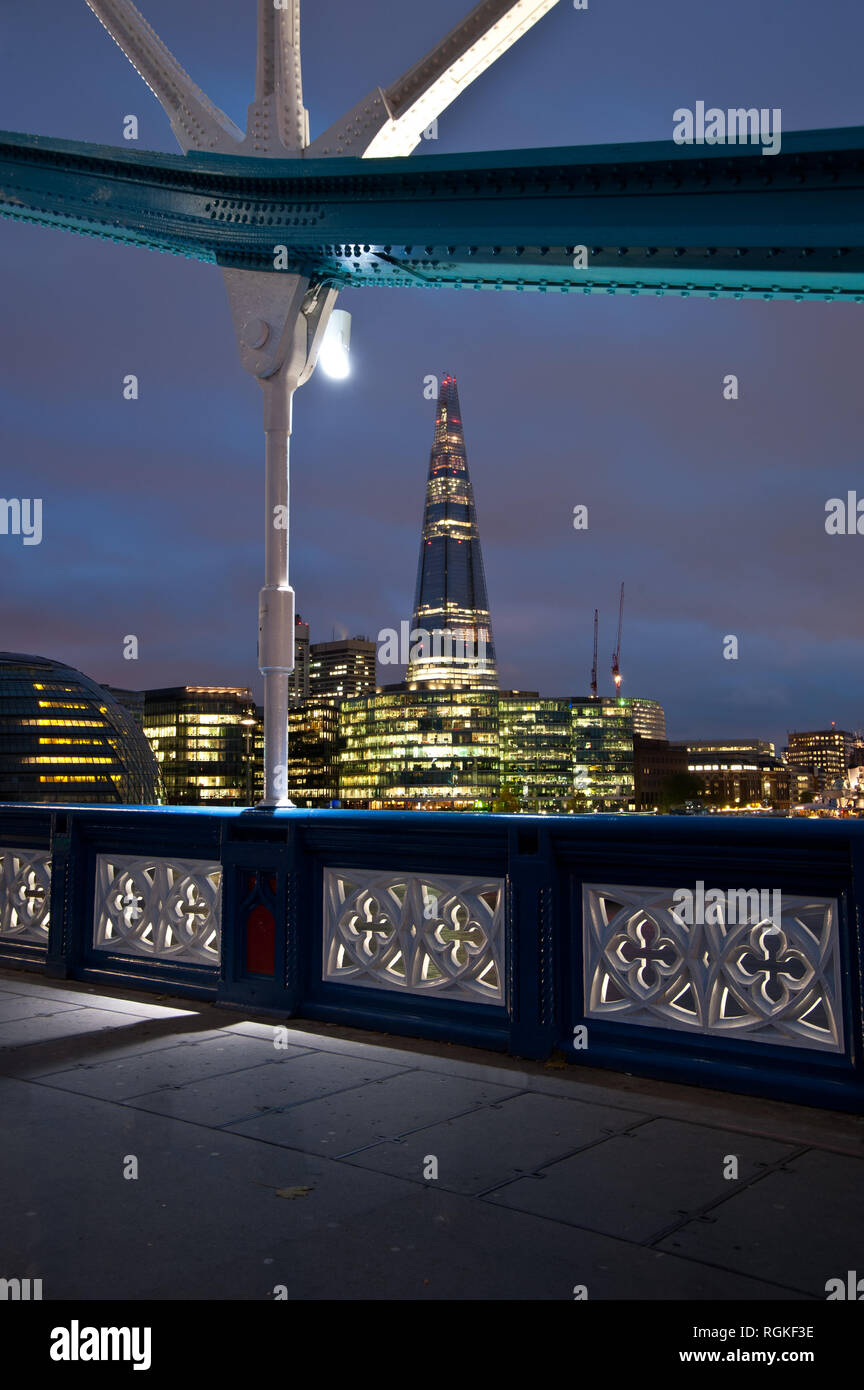 Le Shard London Bridge, l'écharde auch (vormals London Bridge Tower, auch tesson de verre ; von englisch shard 'Scherbe', 'Splitter'), qu'un Wolkenkratze Banque D'Images
