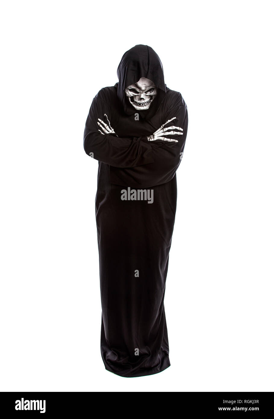 Costume Halloween d'un squelette faucheur portant une robe noire sur un  fond blanc désignant les expressions tristes ou déprimés Photo Stock - Alamy
