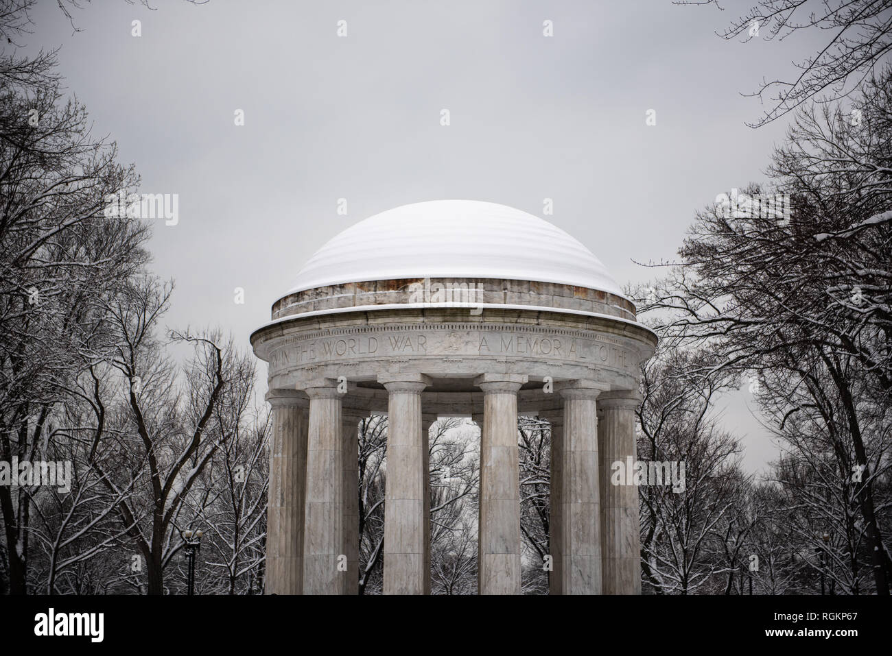 District de Columbia Mémorial de la première Guerre mondiale neige Washington DC // WASHINGTON DC — le District de Columbia Mémorial de la première Guerre mondiale à Washington DC couvert de neige. Situé sur le National Mall dans un quartier connu sous le nom de Ash Woods, le seul monument commémoratif centré sur la ville sur le National Mall. Il est dédié aux quelque 26 000 Washingtoniens qui ont servi pendant la première Guerre mondiale et est parfois appelé le mémorial de guerre DC. Ce n'est pas la même chose qu'un mémorial national de la première Guerre mondiale, qui n'existe pas actuellement, mais qui est poussé par des partisans. Le District de Columbia World War I Memorial, un neoclassi Banque D'Images