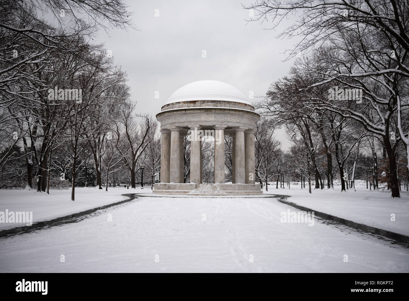 District de Columbia Mémorial de la première Guerre mondiale neige Washington DC // WASHINGTON DC — le District de Columbia Mémorial de la première Guerre mondiale à Washington DC couvert de neige. Situé sur le National Mall dans un quartier connu sous le nom de Ash Woods, le seul monument commémoratif centré sur la ville sur le National Mall. Il est dédié aux quelque 26 000 Washingtoniens qui ont servi pendant la première Guerre mondiale et est parfois appelé le mémorial de guerre DC. Ce n'est pas la même chose qu'un mémorial national de la première Guerre mondiale, qui n'existe pas actuellement, mais qui est poussé par des partisans. Le District de Columbia World War I Memorial, un neoclassi Banque D'Images