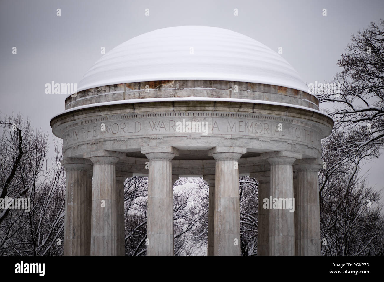 District de Columbia Mémorial de la première Guerre mondiale neige Washington DC // WASHINGTON DC — le District de Columbia Mémorial de la première Guerre mondiale à Washington DC couvert de neige. Situé sur le National Mall dans un quartier connu sous le nom de Ash Woods, le seul monument commémoratif centré sur la ville sur le National Mall. Il est dédié aux quelque 26 000 Washingtoniens qui ont servi pendant la première Guerre mondiale et est parfois appelé le mémorial de guerre DC. Ce n'est pas la même chose qu'un mémorial national de la première Guerre mondiale, qui n'existe pas actuellement, mais qui est poussé par des partisans. Le District de Columbia World War I Memorial, un neoclassi Banque D'Images