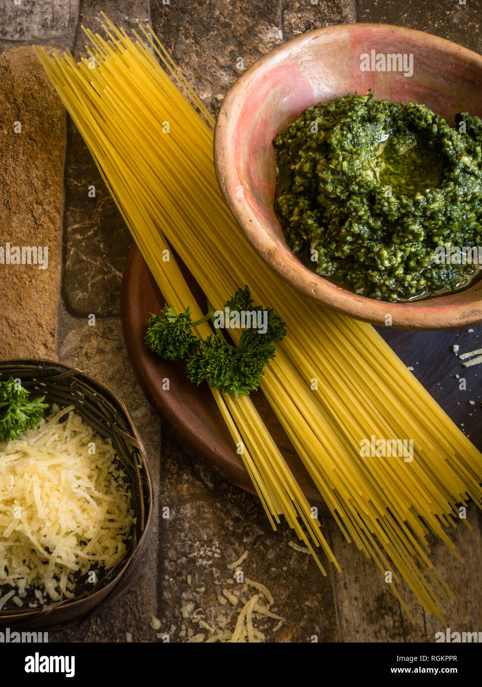 Les pâtes et le pesto de basilic Maison Banque D'Images