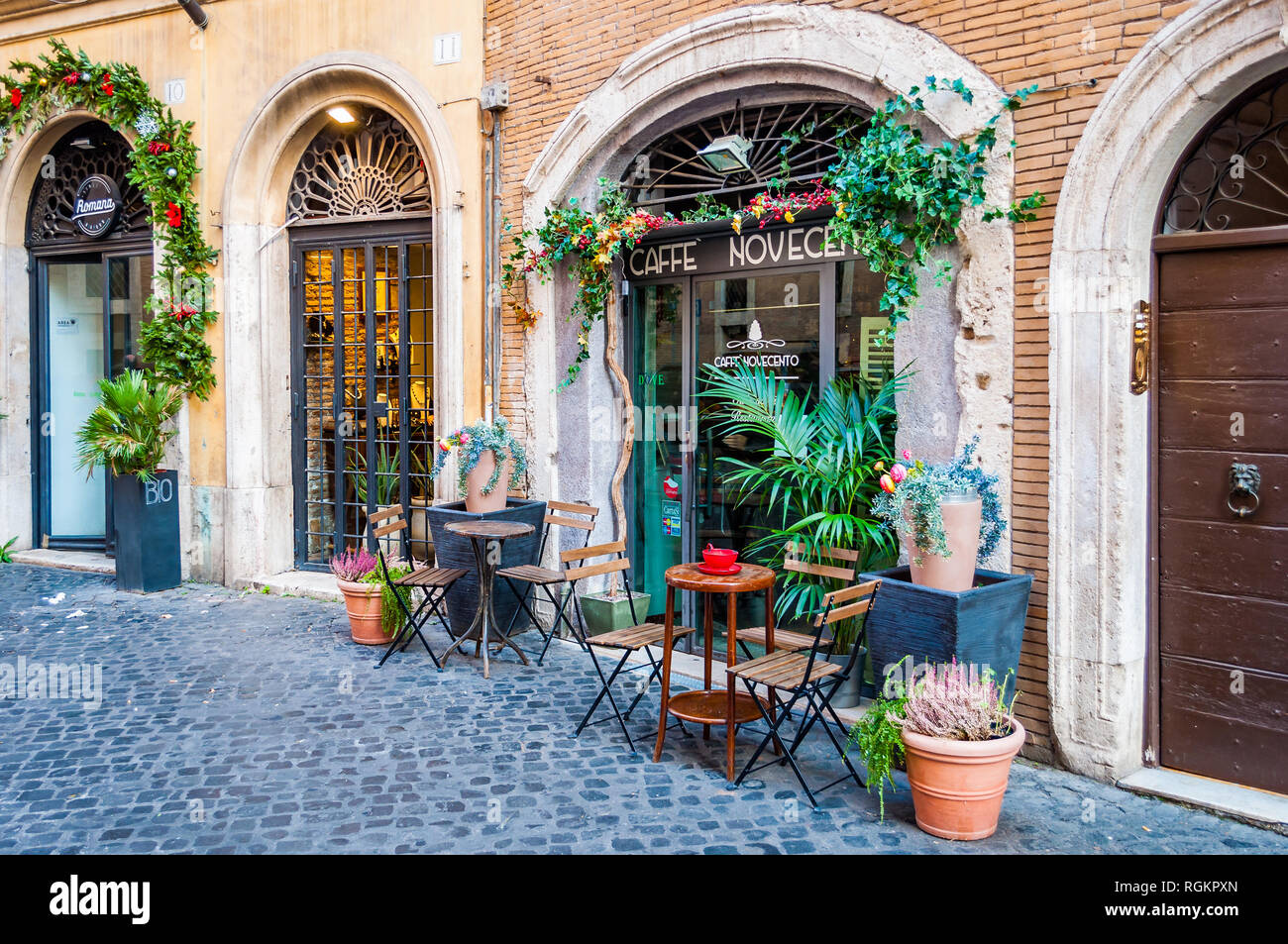 Rome, Italie - 18 novembre 2018 : entrée de porte de passage de café bar  appelé Caffe Novecento décoré avec des plantes et fleurs de l'article  tables et ch Photo Stock - Alamy