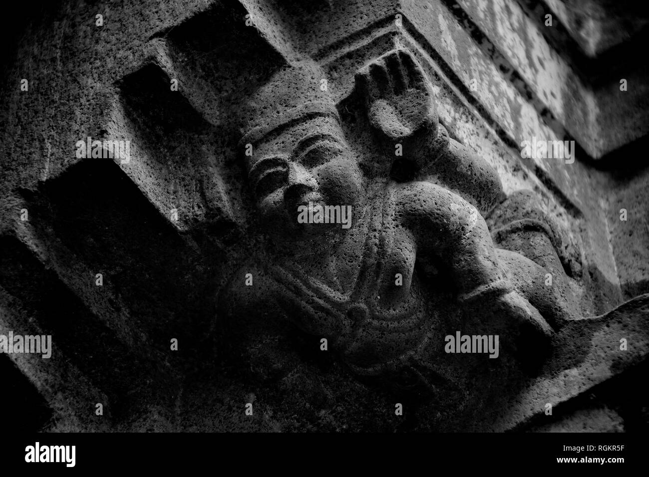 L'idole de Yaksha Dwarpala sculpté sur le mur extérieur du Temple Trishunda Ganapati, Pune, Maharashtra, Inde Banque D'Images
