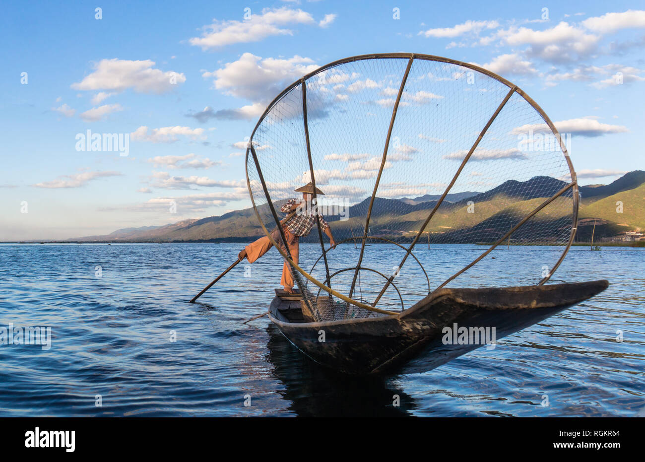 Inle Lake/ Myanmar- Janvier 11,2019 : ethnie Intha traditionnel pêcheur en bateau depuis longtemps dans la soirée sur le lac Inle Banque D'Images