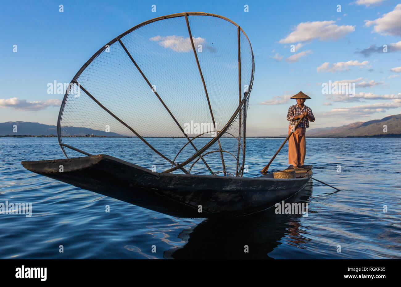 Inle Lake/ Myanmar- Janvier 11,2019 : ethnie Intha traditionnel pêcheur en bateau depuis longtemps dans la soirée sur le lac Inle Banque D'Images