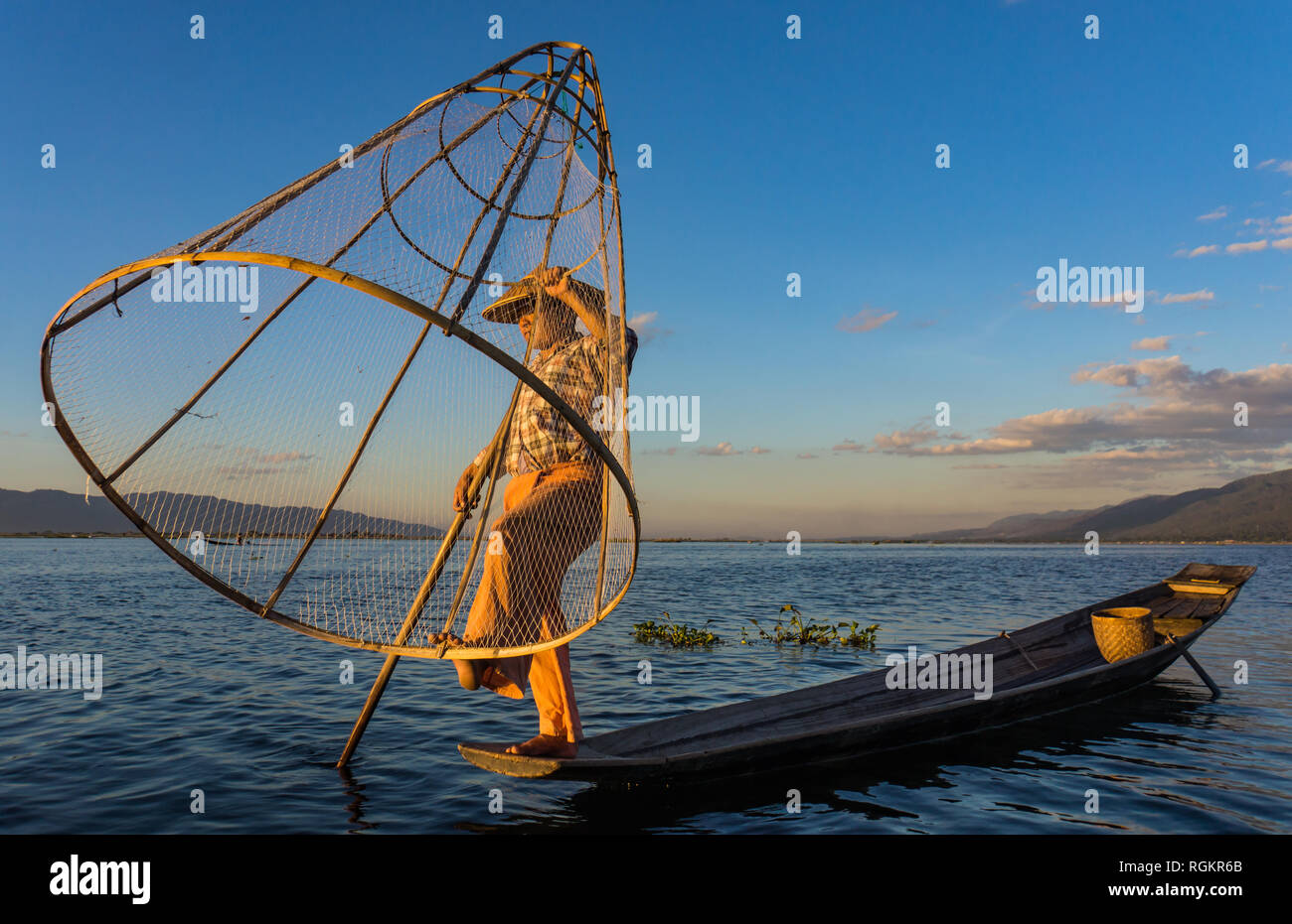 Inle Lake/ Myanmar- Janvier 11,2019 : ethnie Intha traditionnel pêcheur en bateau depuis longtemps dans la soirée sur le lac Inle Banque D'Images