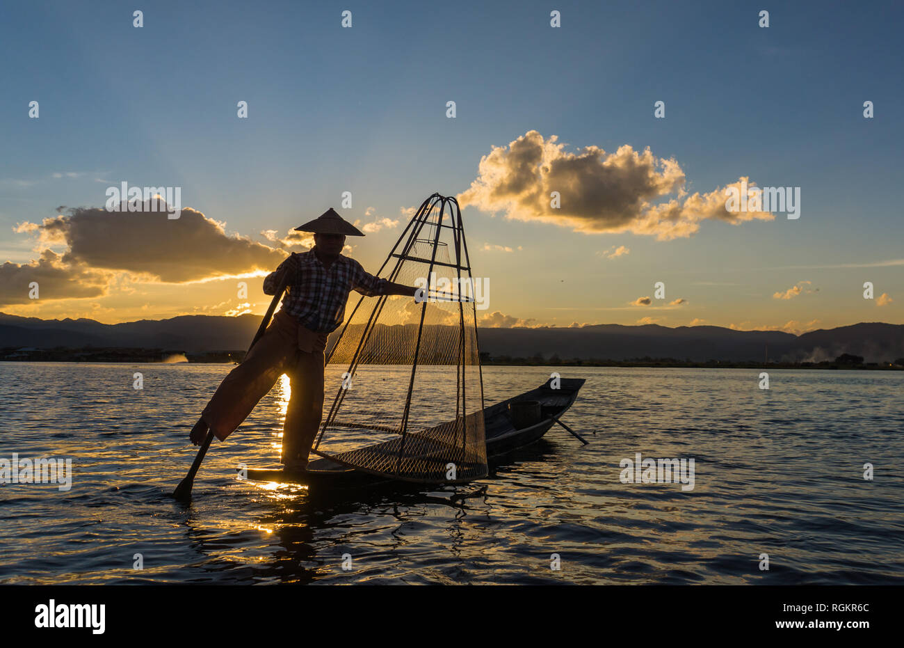 Inle Lake/ Myanmar- Janvier 11,2019 : ethnie Intha traditionnel pêcheur en bateau depuis longtemps dans la soirée sur le lac Inle Banque D'Images